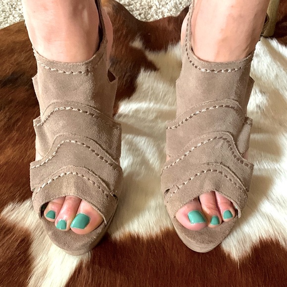 Steve Madden Suede Heel - Picture 5 of 12